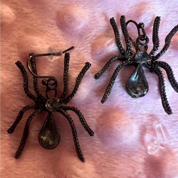 Just in time for Halloween! Spider necklace with matching earrings! Really cute! - Picture 3 of 3